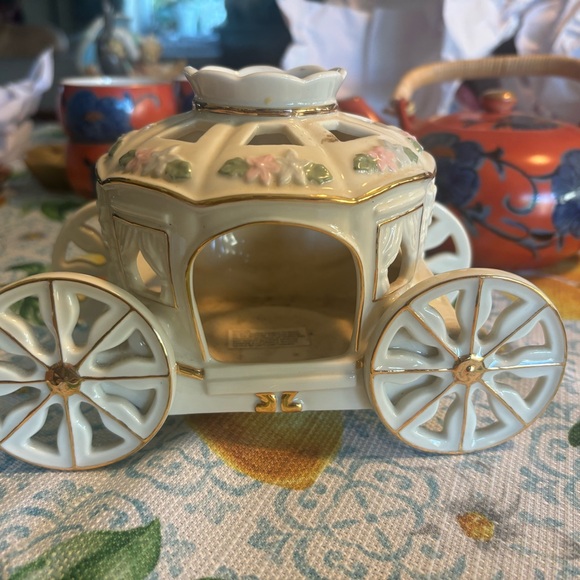 Mikasa bridal carriage candle holder - Picture 2 of 3